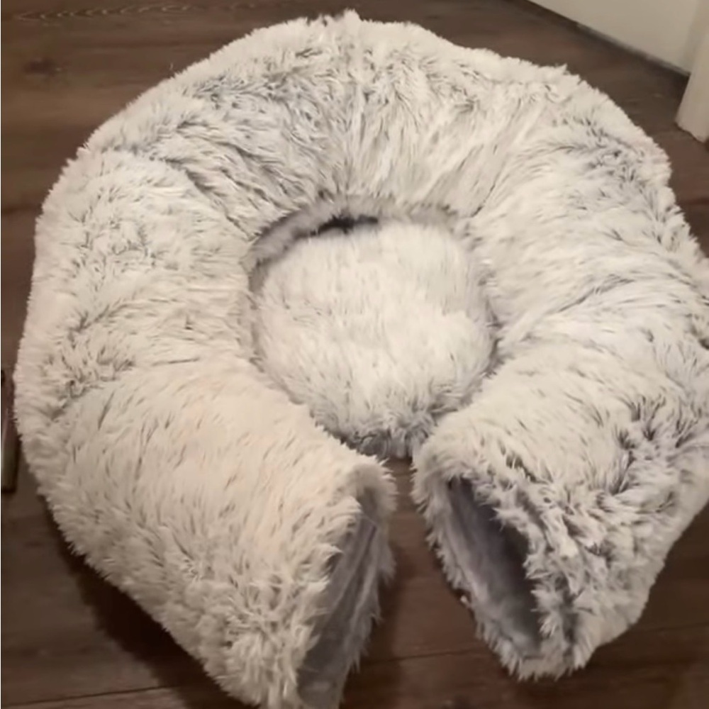 Cozy Round Faux Fur Donut Bed - Light Grey